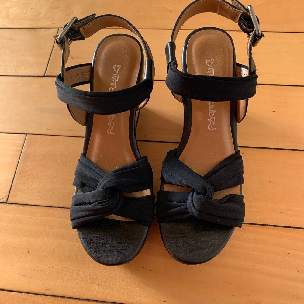 Dirty laundry wedges